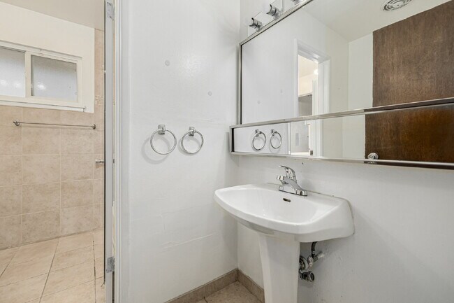 Building Photo - Great 3 Bed 3 Bath Hilltop Home for rent.