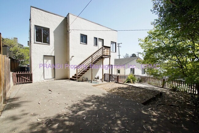 Building Photo - Charming 2-Bedroom Home with Vintage Touches, Spacious Kitchen & Prime Location Near Shops & Dining!