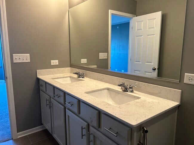 Building Photo - 2953 Madison Dr