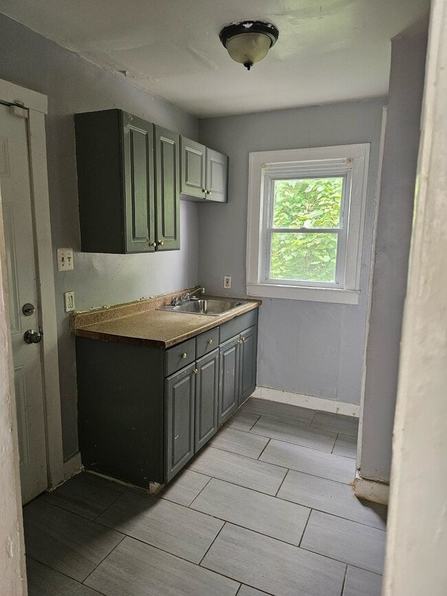 Building Photo - 2 bedroom/ 1 bathroom Detroit's Westside Home