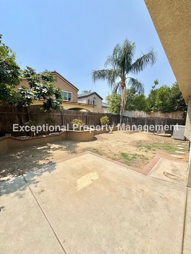 Building Photo - Great 4 bed 3 bath home in Fontana