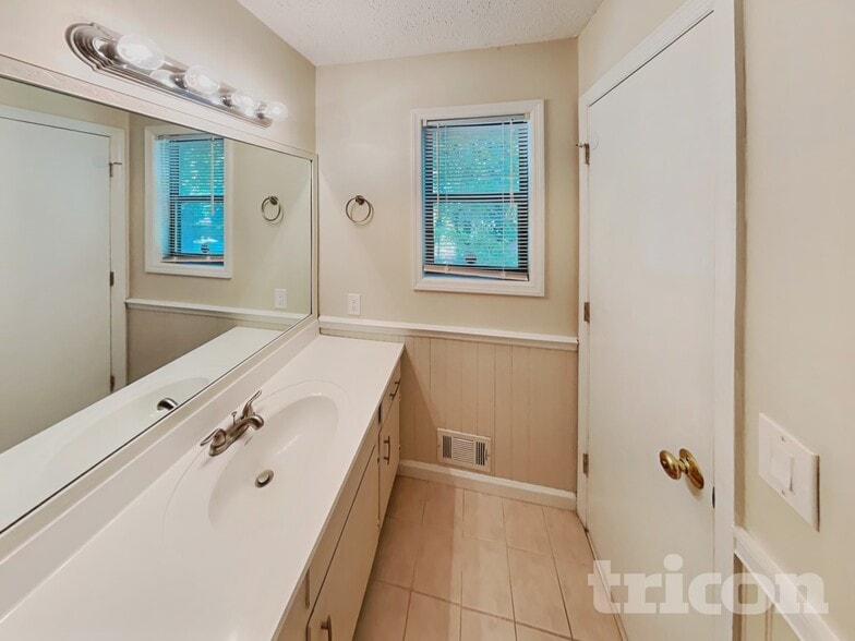 Building Photo - 5040 Sumit Wood Dr NW