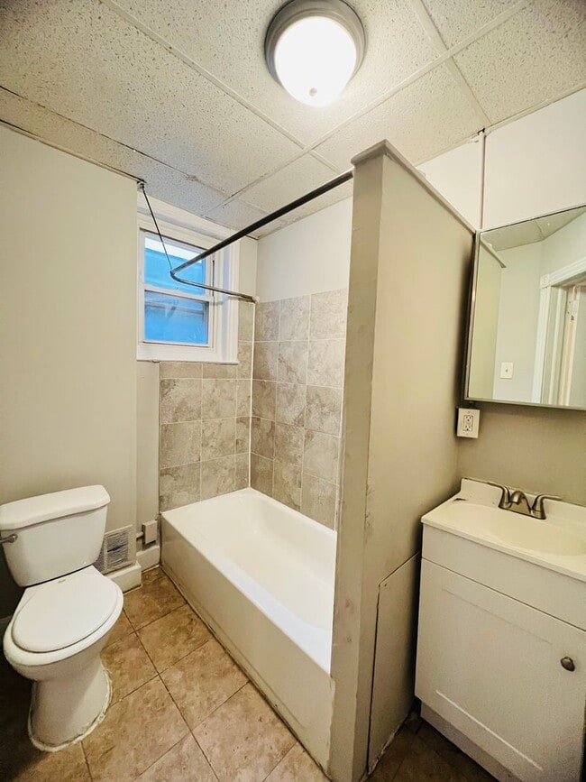 Building Photo - Refreshed 3BR/1BA Cozy Home with Porch & Fenced Yard!