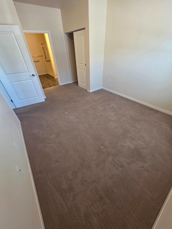 Building Photo - *HANDICAP ACCESSIBLE UNIT* 1 Bedroom | 1 Bathroom Lower Level Apartment Unit Available RIGHT NOW!