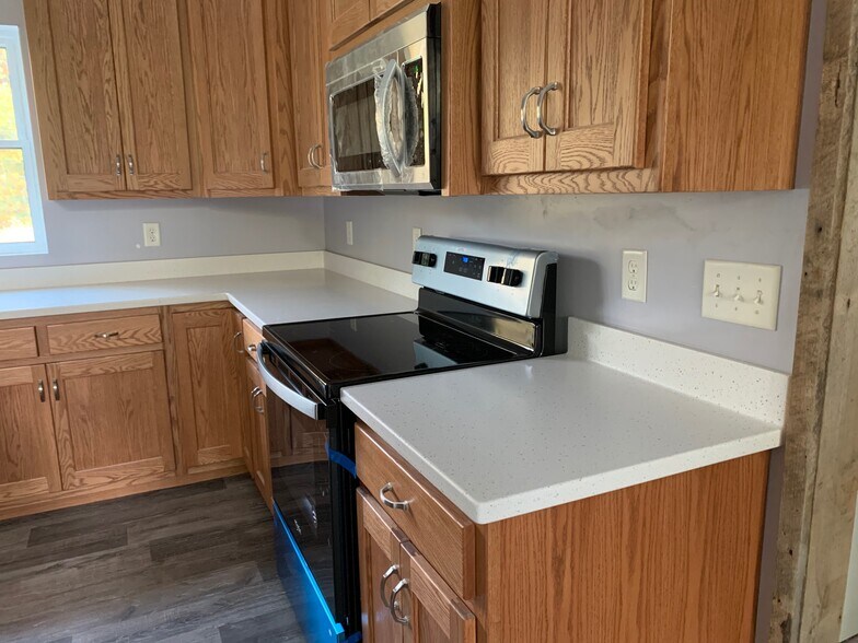 Kitchen_oven - 501 E Winona Beach Dr