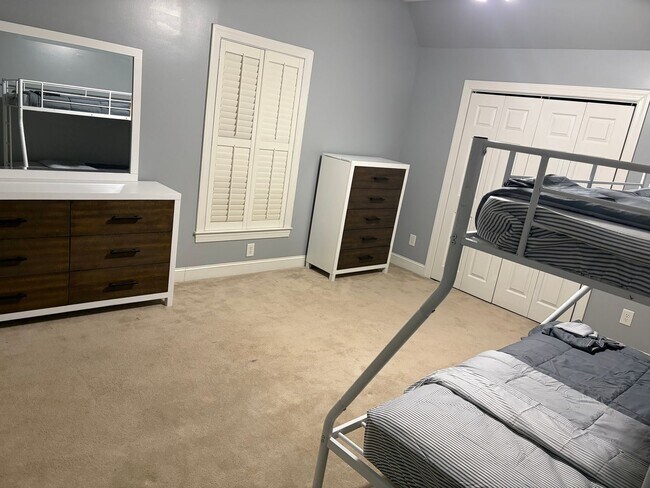 Building Photo - Spacious 5BR House in Oak City