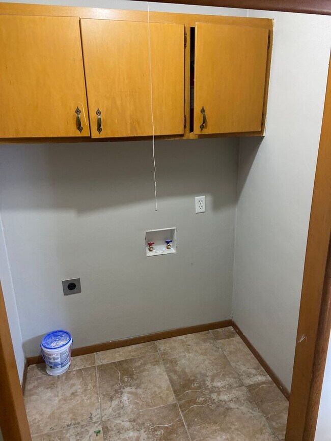 Building Photo - 623 N Belview Ave