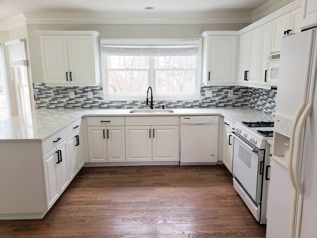 Building Photo - Beautiful 4BR Home In Established Neighborhood.