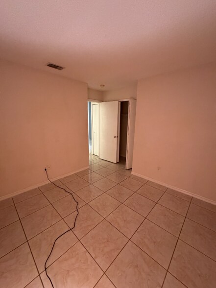 Building Photo - 2365 Harbor Town Dr