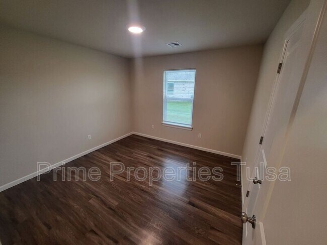 Building Photo - 1511 Rosewood Dr