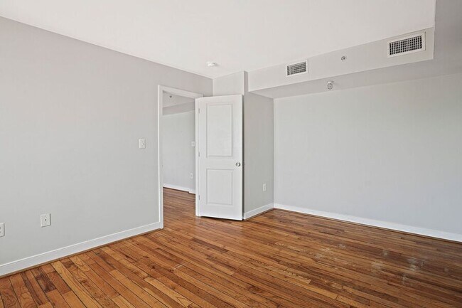 Building Photo - 420 16th St SE