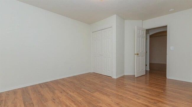 Building Photo - Welcome to this spacious 5-bedroom, 2-bathroom home in Nampa, ID