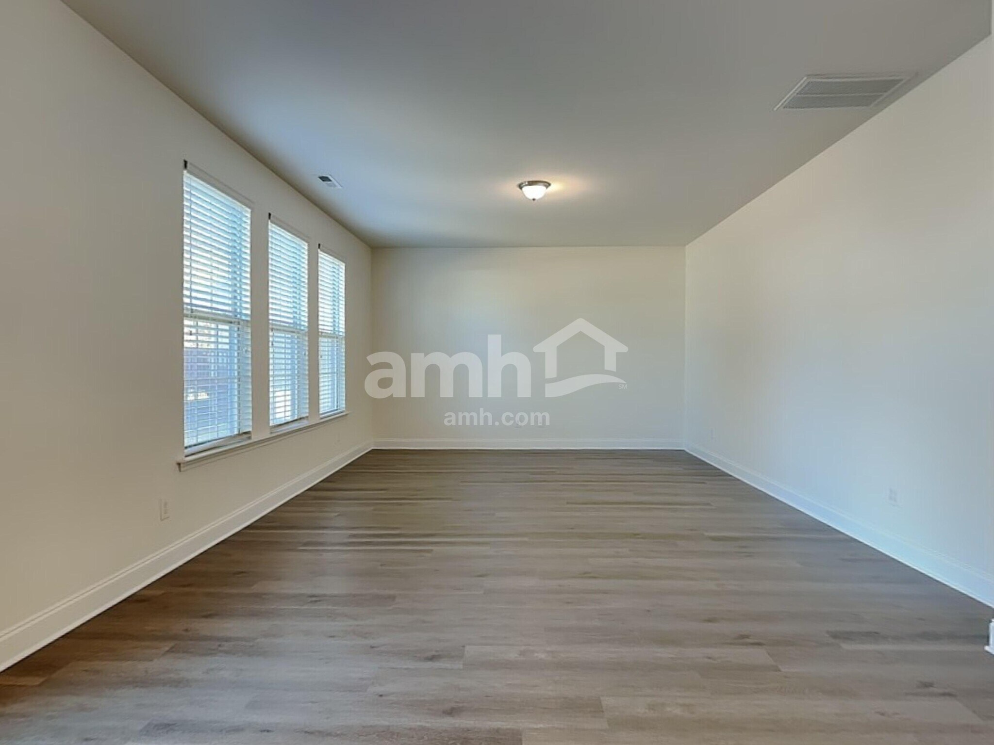 Building Photo - 185 Clubhouse Dr