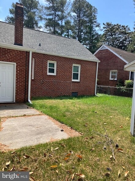 Building Photo - 915 Hampton Rd