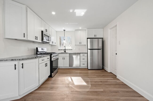 Building Photo - Newly Renovated 3 Bed/2.5 Bath Home - Cent...