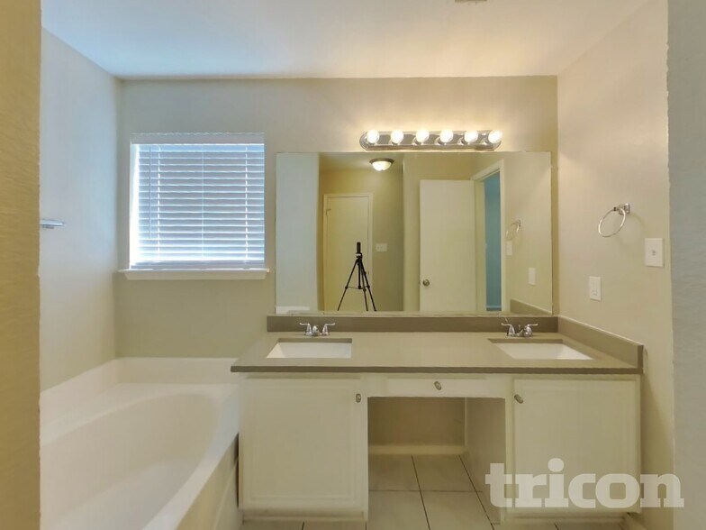 Building Photo - 1106 Castleman Dr