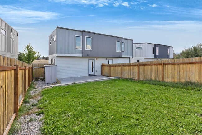Building Photo - 3 Bed 2.5 Bath Townhome With Garage | $2,6...