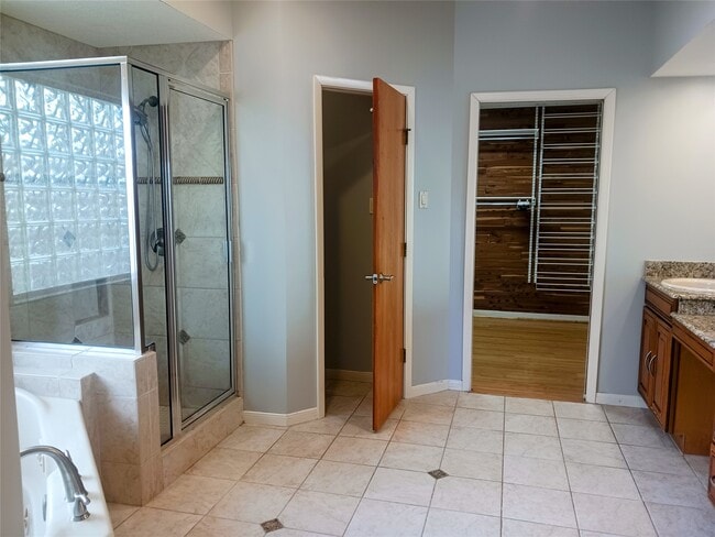 Building Photo - 923 W 41st St