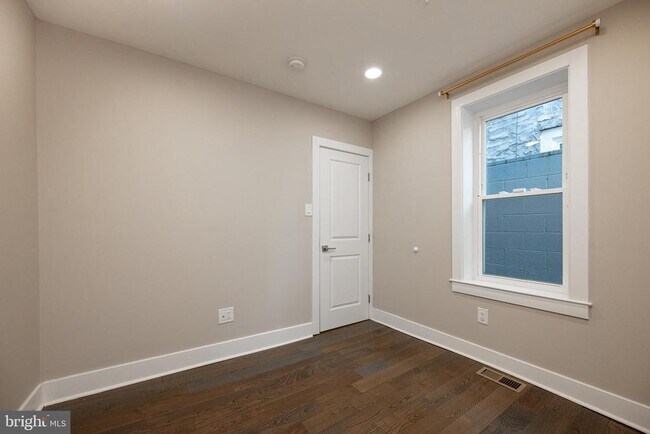 Building Photo - 1443 N Hollywood St