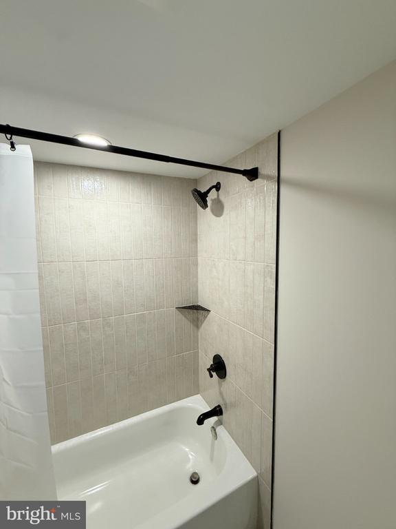 Building Photo - 12 N Main St