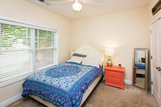 Building Photo - 100 Davis St