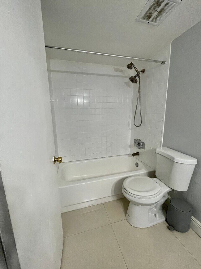 Building Photo - Charming Apartment in Fort Lauderdale