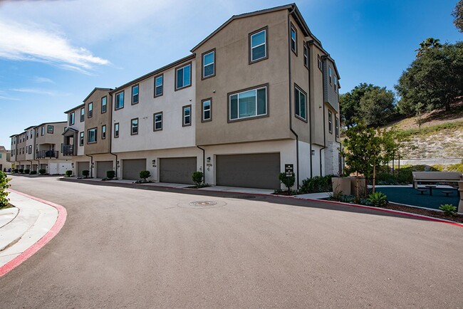 Building Photo - Charming 4 Bedroom 3.5 Bath in Carmel Mountain Ranch