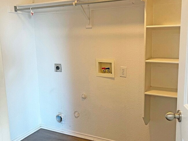 Building Photo - Great 4 Bdrm 2 Bath Home in Krum Tx