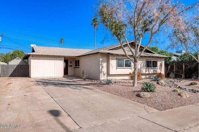 Building Photo - 8640 E Wilshire Dr