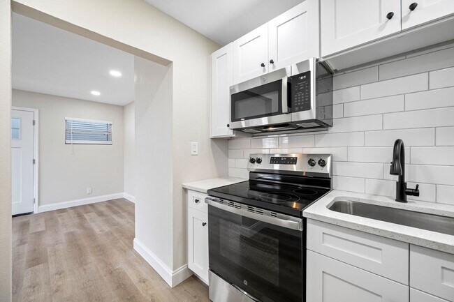 Building Photo - Davis Islands 1/1 Renovated Apartment - IN...