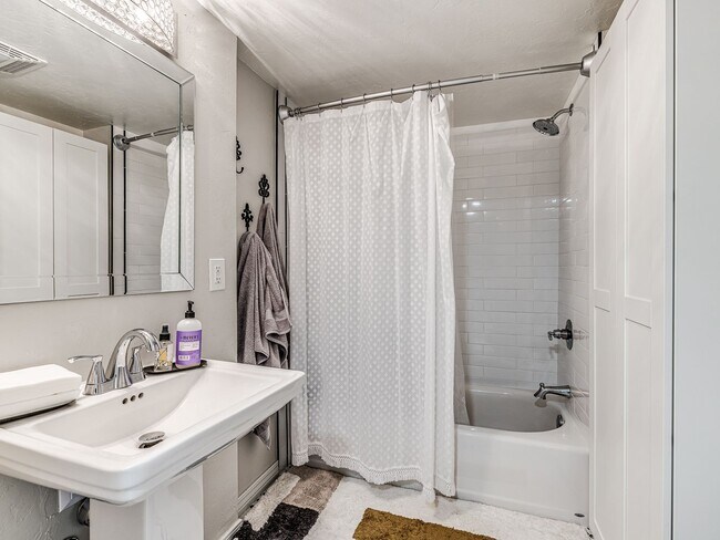 Building Photo - Beautiful 3bedroom/2 bathroom/1 Car Garage...