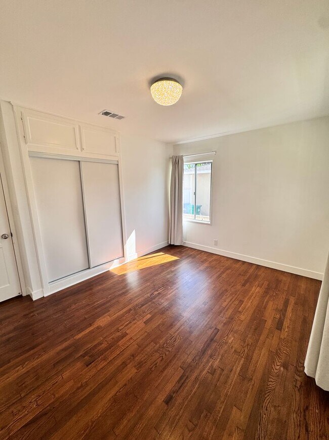 Building Photo - 5833 E Parapet St