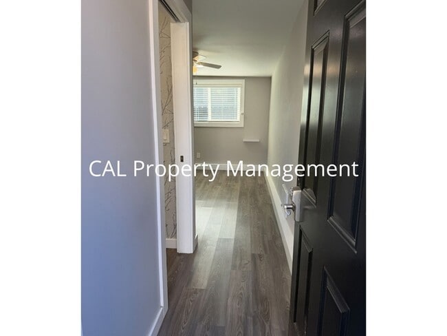 Building Photo - Modern Studio Back Unit, All Utilities Included