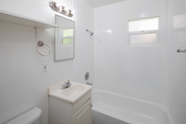 Building Photo - Pacific Beach/Bird Rock Cottage: 1 Bed/1 Bath Just Blocks from the Beach!