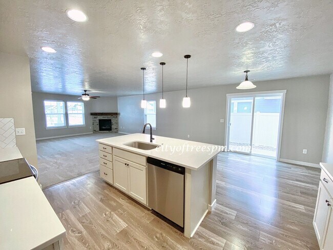 Building Photo - Beautiful Home in Quiet Neighborhood