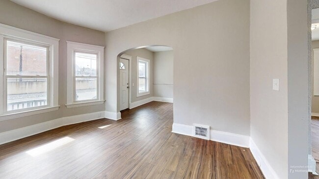 Building Photo - 5 bedroom/1 bath, Old Brooklyn