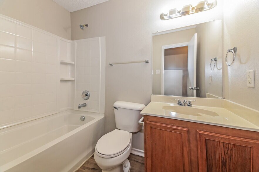 Building Photo - 16528 Woodside Dr