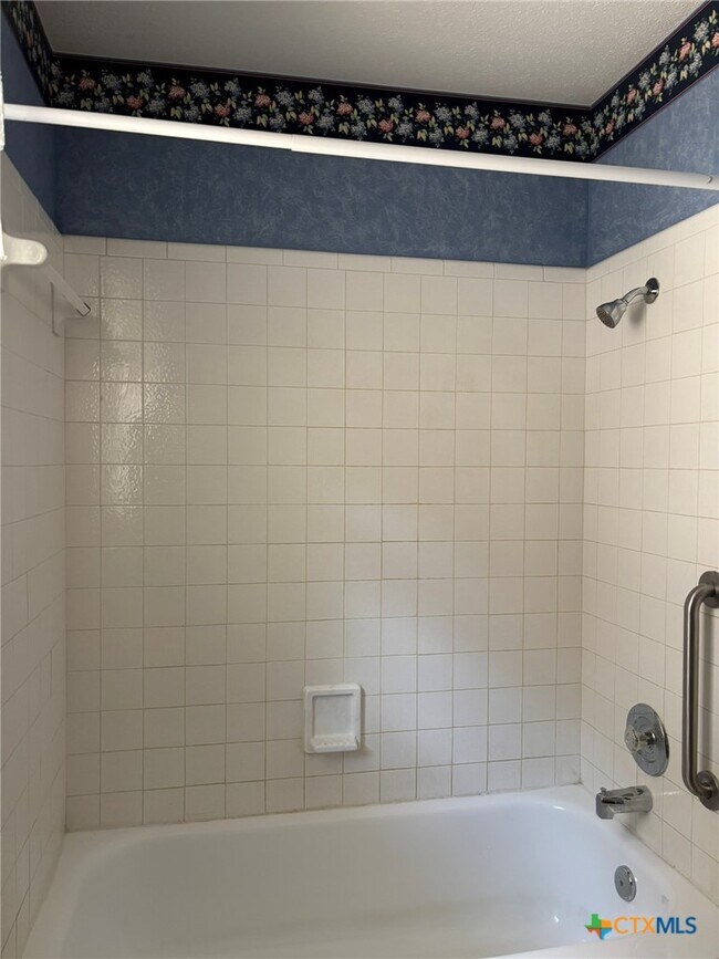 Building Photo - 417 Ivanhoe Dr