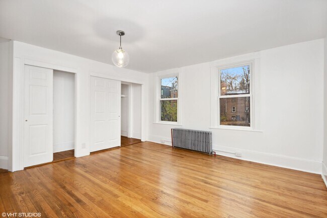 Building Photo - 145 Chambers St