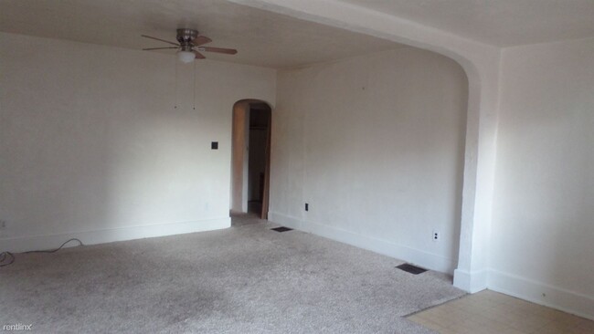 Building Photo - 3 br, 1 bath Triplex - 125 North Chestnut ...