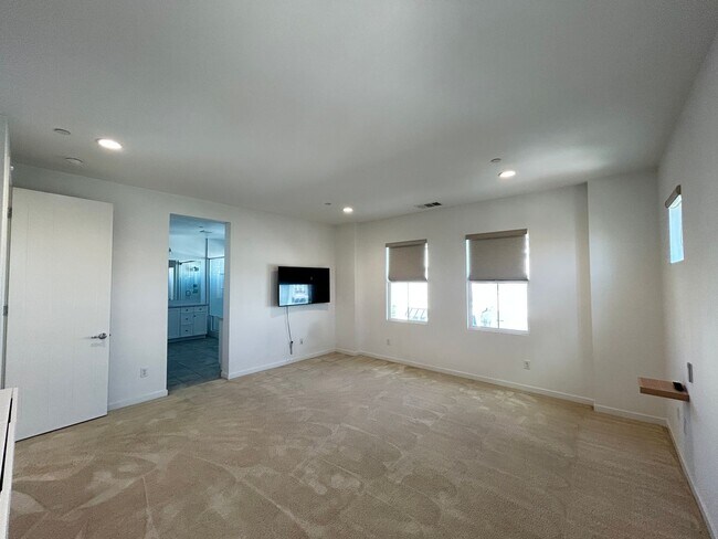 Building Photo - Stunning 4 Bedroom 3 Bath Plus Loft Home in Costa Mesa