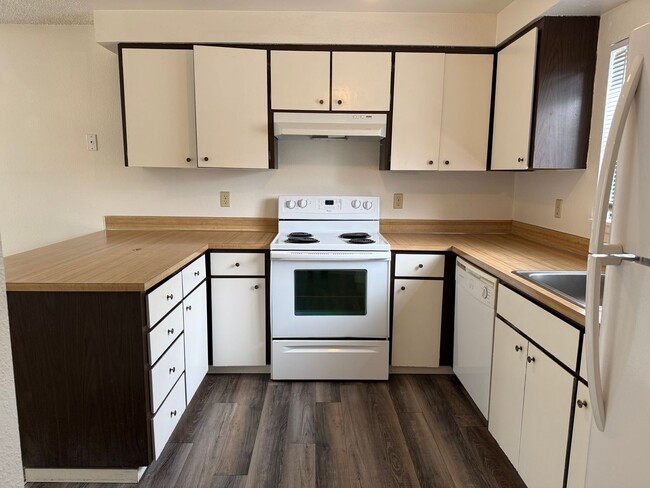 Building Photo - NE Bend 2bed/1.5bath Townhome Near St Charles with Garage