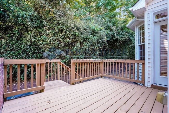 Building Photo - Spacious End-Unit 3-Bed Townhome with Back...
