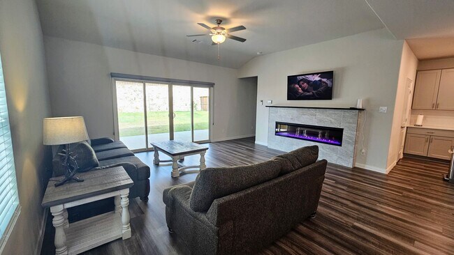 Building Photo - Spacious Ventana Home with all appliances!