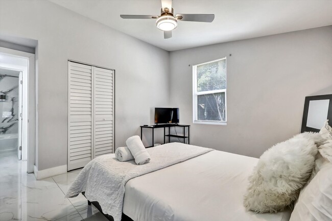 Building Photo - Single Family Home in Non HOA East Boca Raton