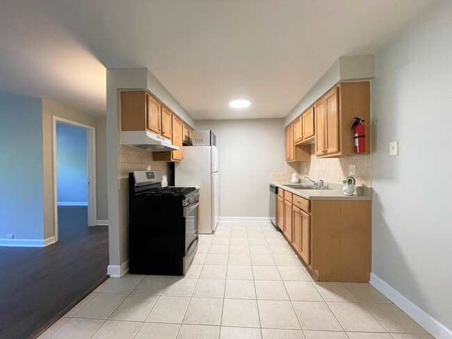 Building Photo - 8816 Briar Ct