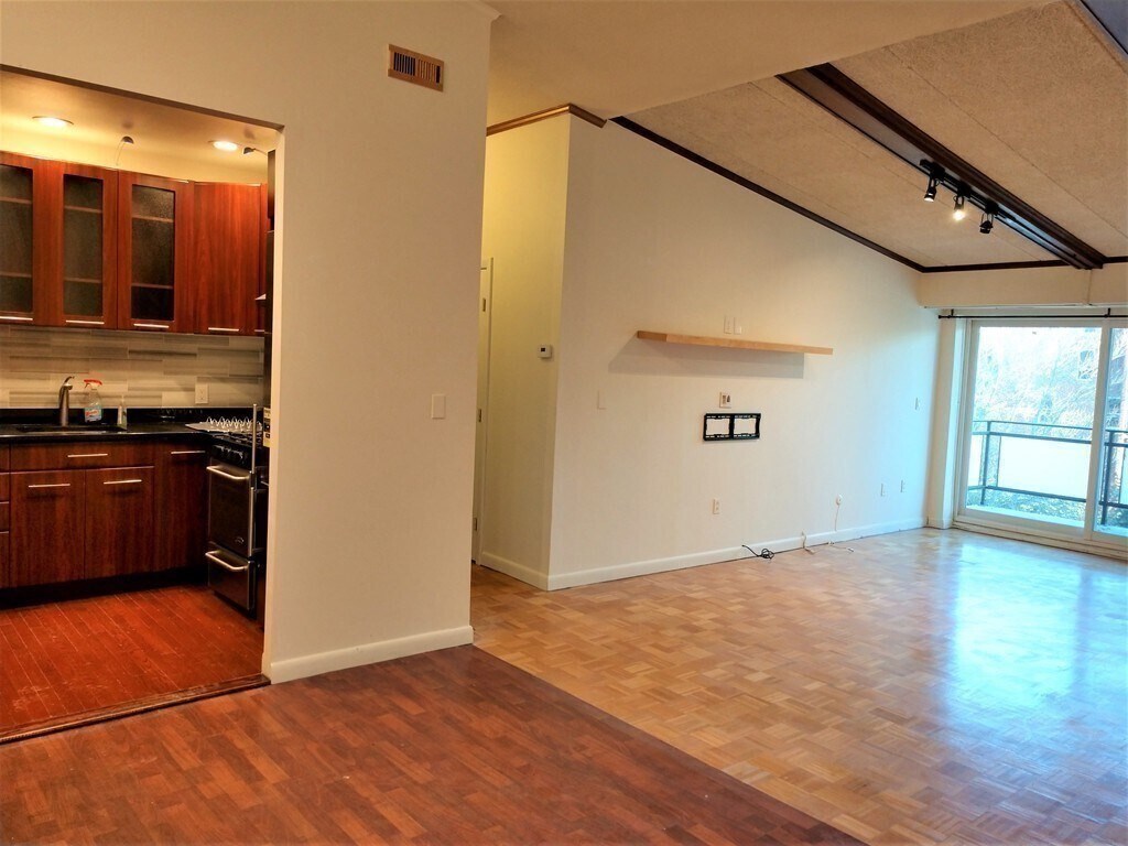 Building Photo - 57 Broadlawn Park