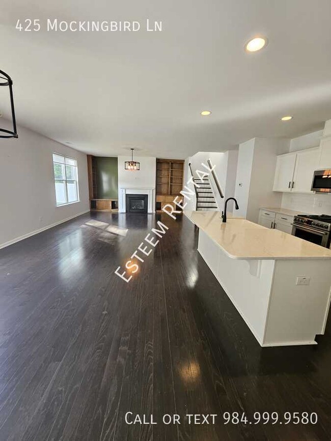 Building Photo - 425 Mockingbird Ln