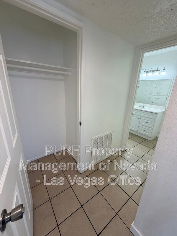 Building Photo - 1405 E Vegas Valley Dr