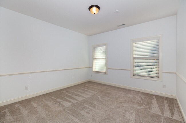 Building Photo - Stunning 5-Bedroom, 5-Bathroom Home with Chef's Kitchen and Luxurious Features